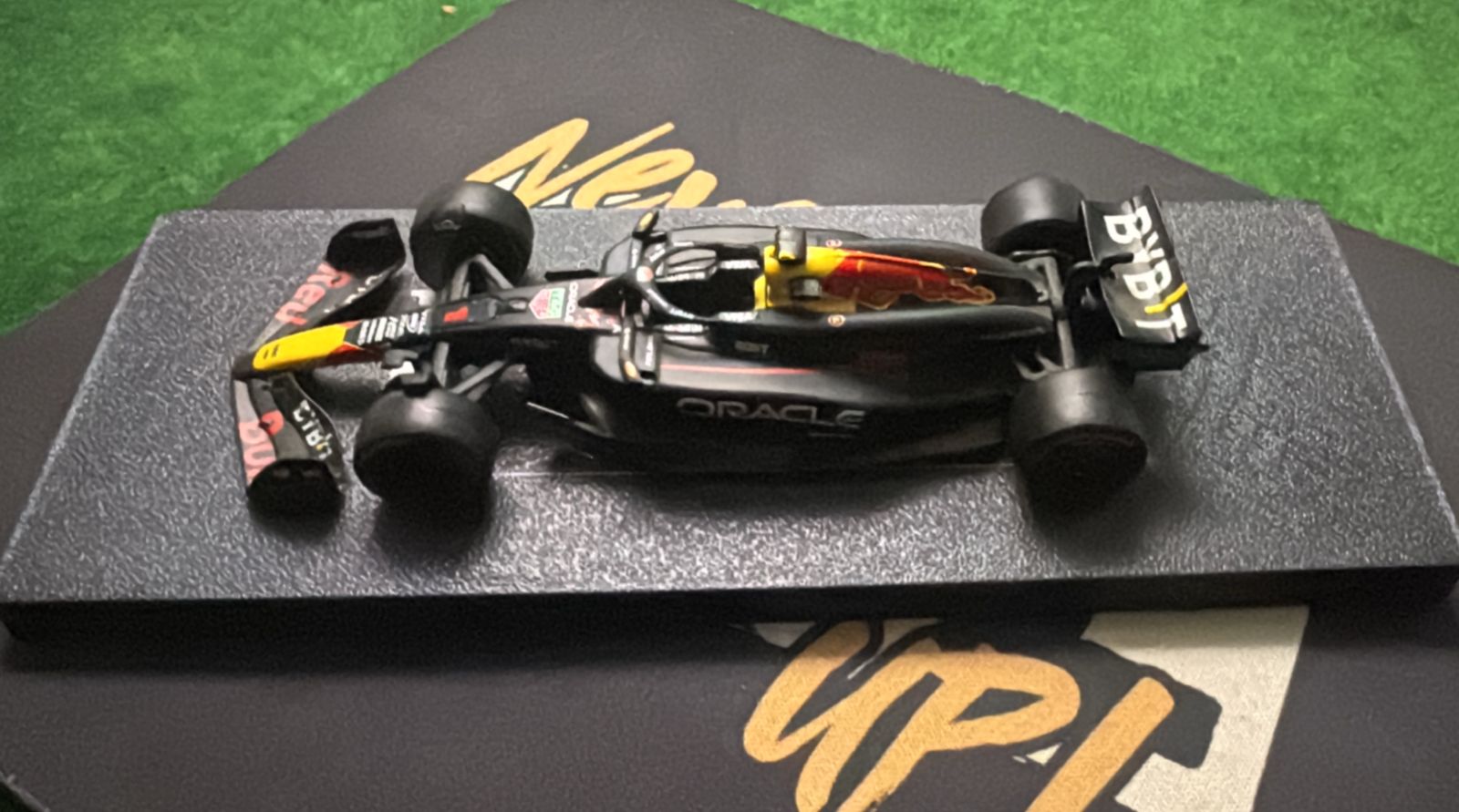 F1 Desk Pit 1:43 Model